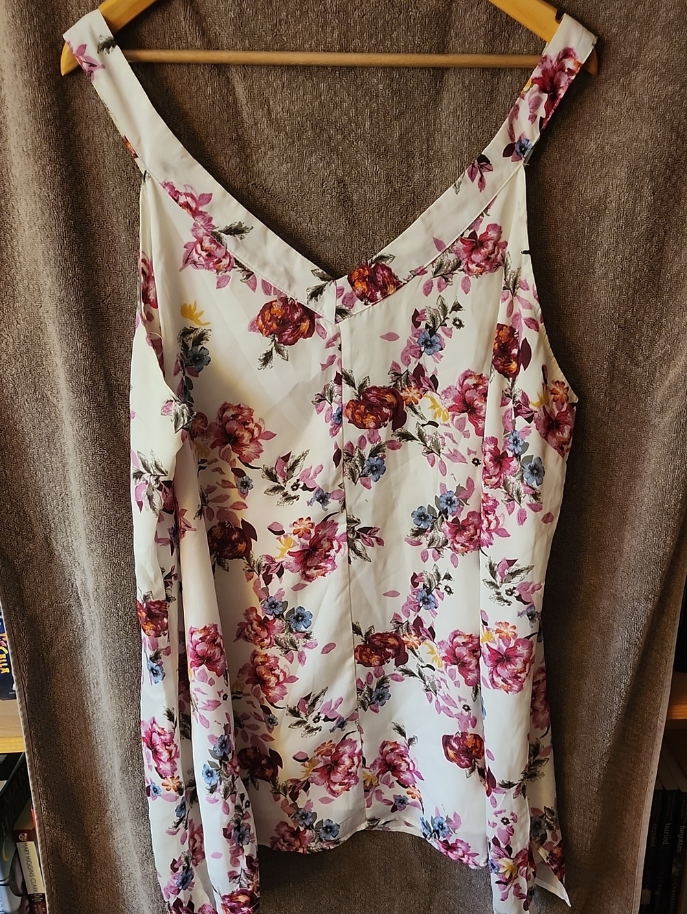Floral V-Neck Spaghetti Strap Tank Top - White/Pink - Picture 2 of 2